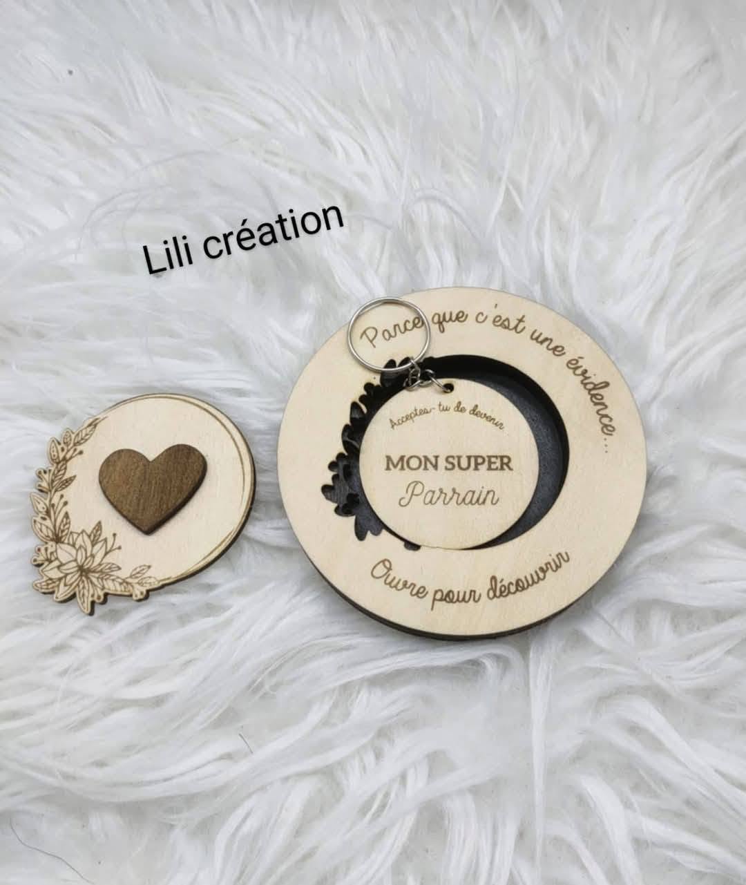 Porte-clés ou magnet "Demande spéciale" avec boîte surprise
