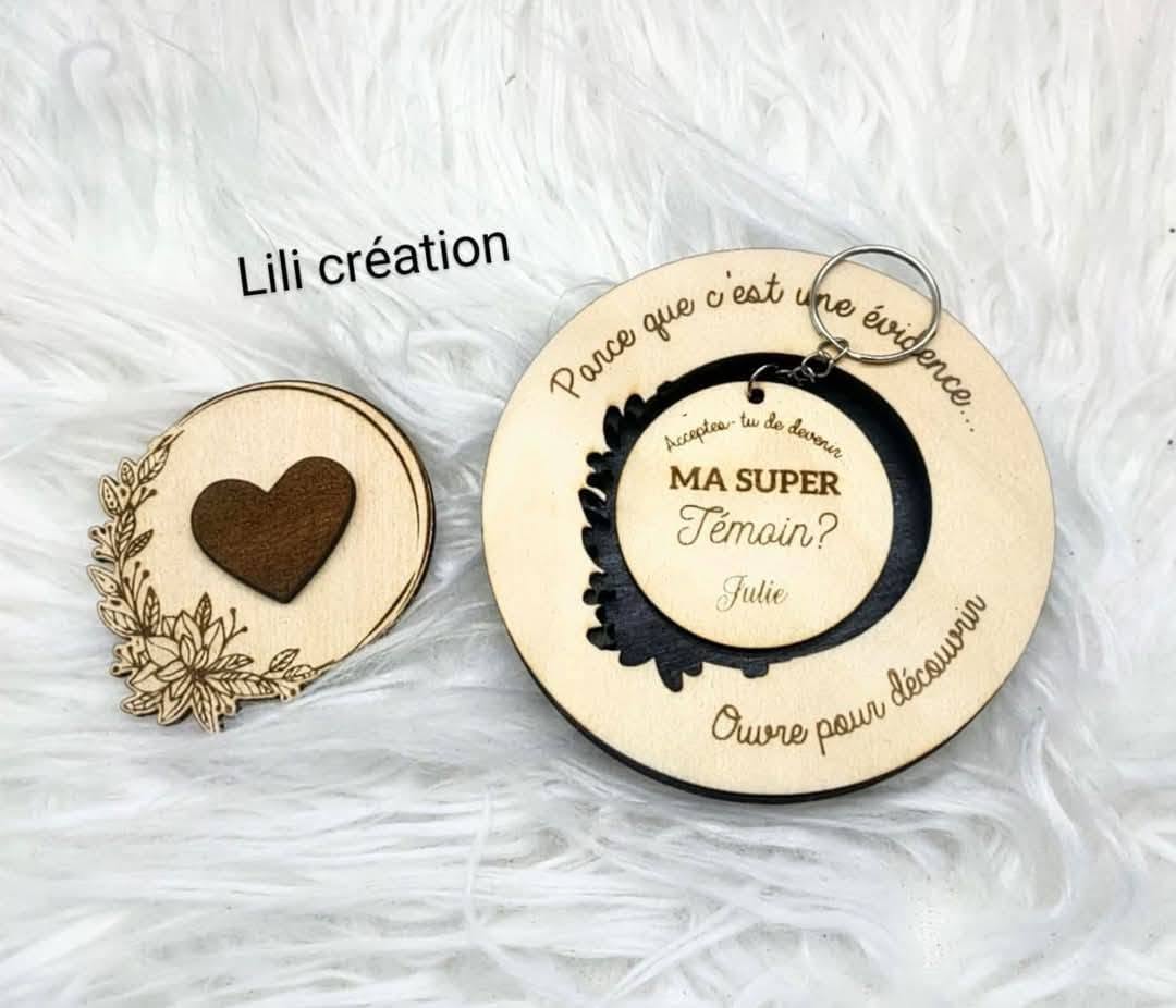 Porte-clés ou magnet "Demande spéciale" avec boîte surprise