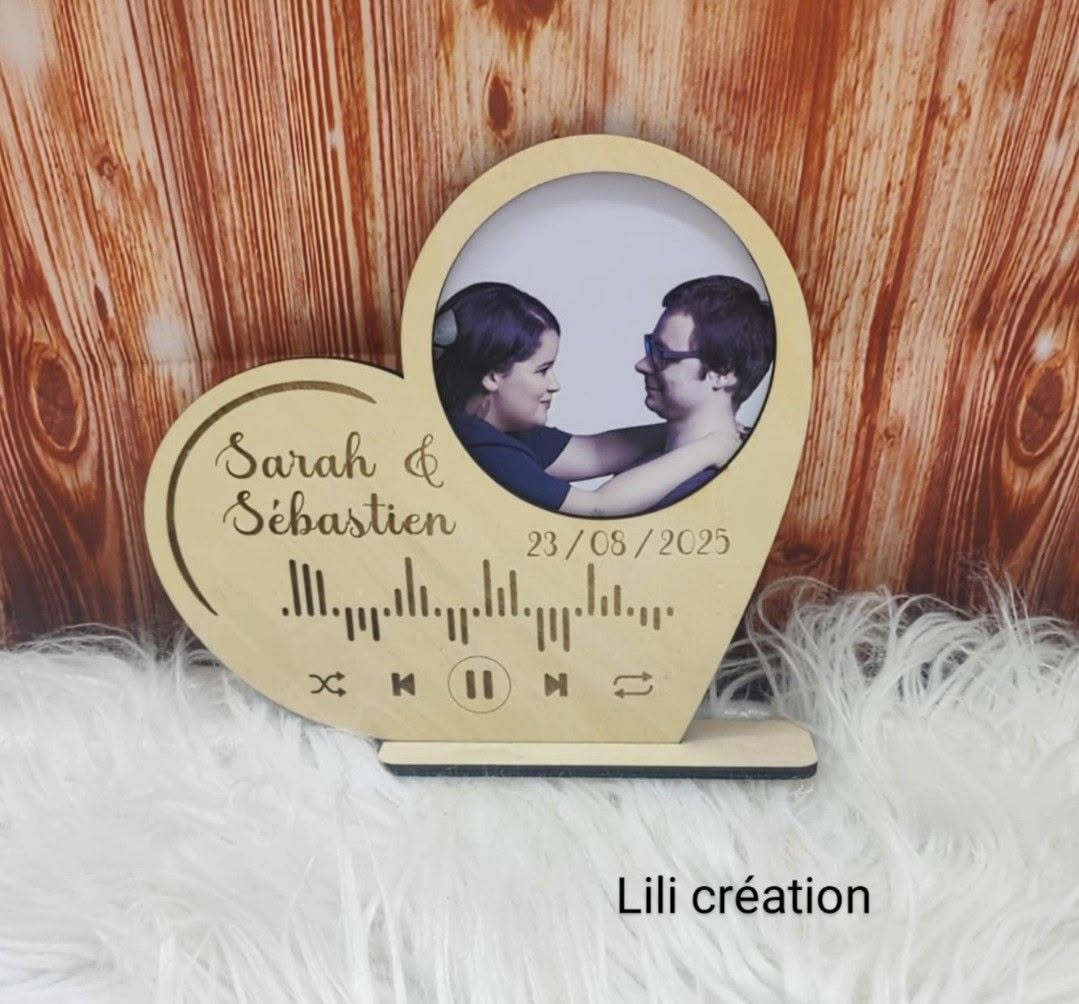 Cadre musical personnalisé avec photo, prénoms et date – Idée cadeau romantique 🎶