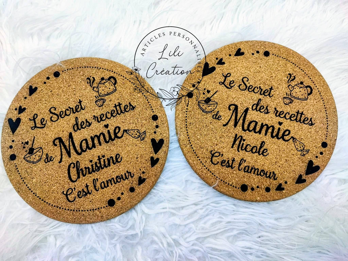 Dessous de plat personnalisé en liège | " Le secret des recettes de Mamie / Maman / Marraine / Nounou / Tata... c’est l’amour "