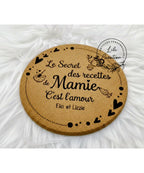 Dessous de plat personnalisé en liège | " Le secret des recettes de Mamie / Maman / Marraine / Nounou / Tata... c’est l’amour "