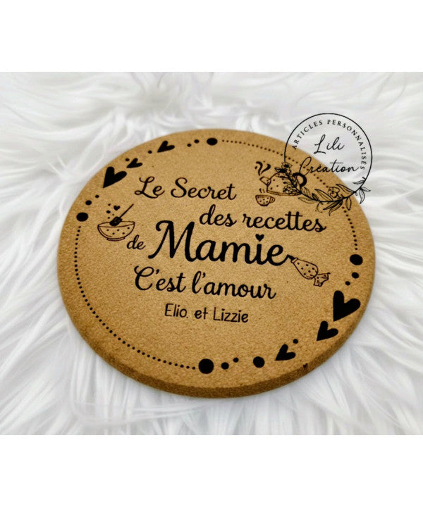 Dessous de plat personnalisé en liège | " Le secret des recettes de Mamie / Maman / Marraine / Nounou / Tata... c’est l’amour "